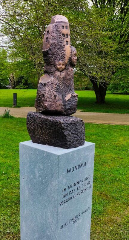 Beeindruckende Skulptur zur Erinnerung an das Leid der Verschickungskinder in Bad Sassendorf feierlich eingeweiht