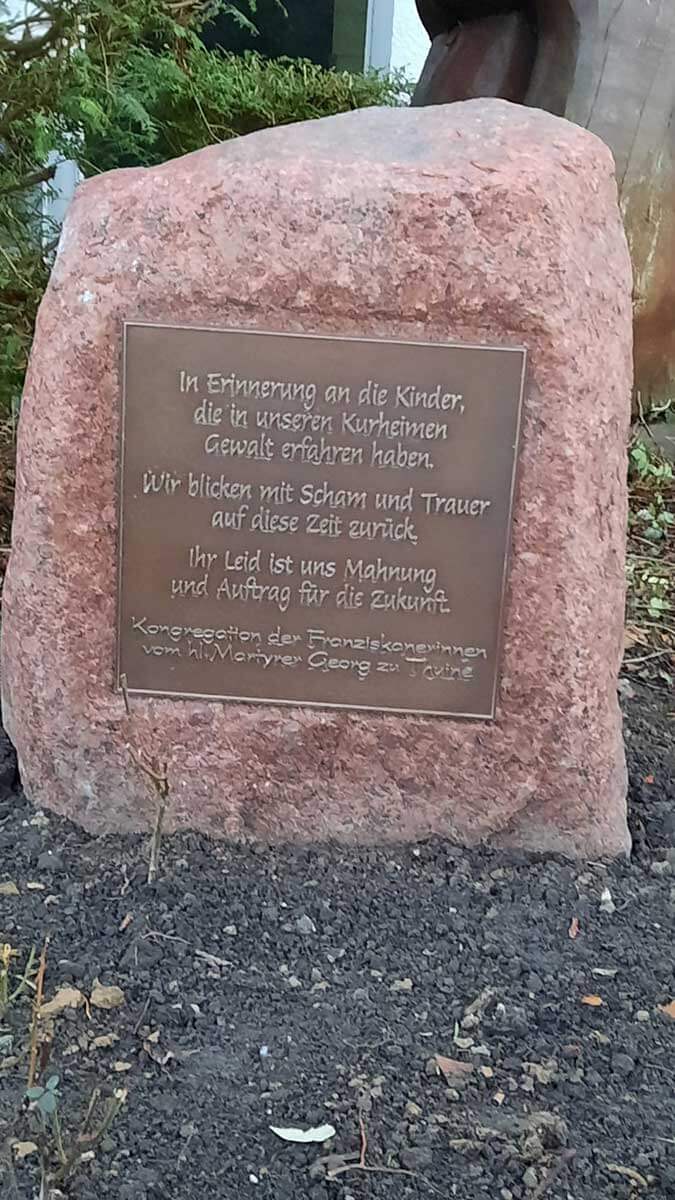 Gedenkstein vor Mutter-Kind-Klinik in Niendorf – am Timmendorfer Strand – errichtet