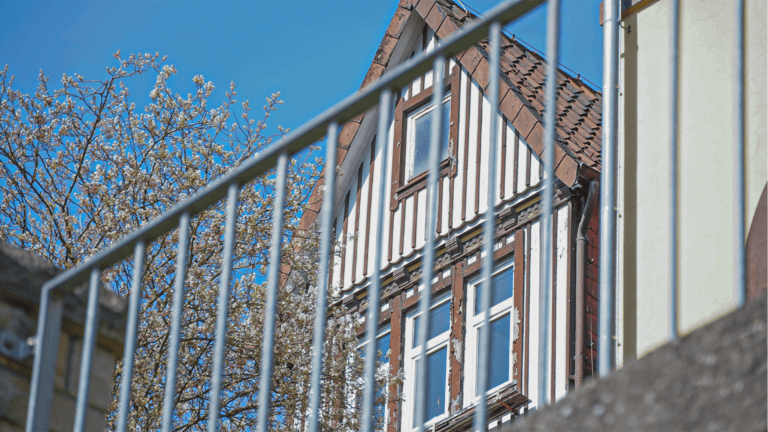 Deutschlandfunk-Sendung: Verschickungskinder kehren zurück ins Haus Sonnenblick in Bad Salzdetfurth